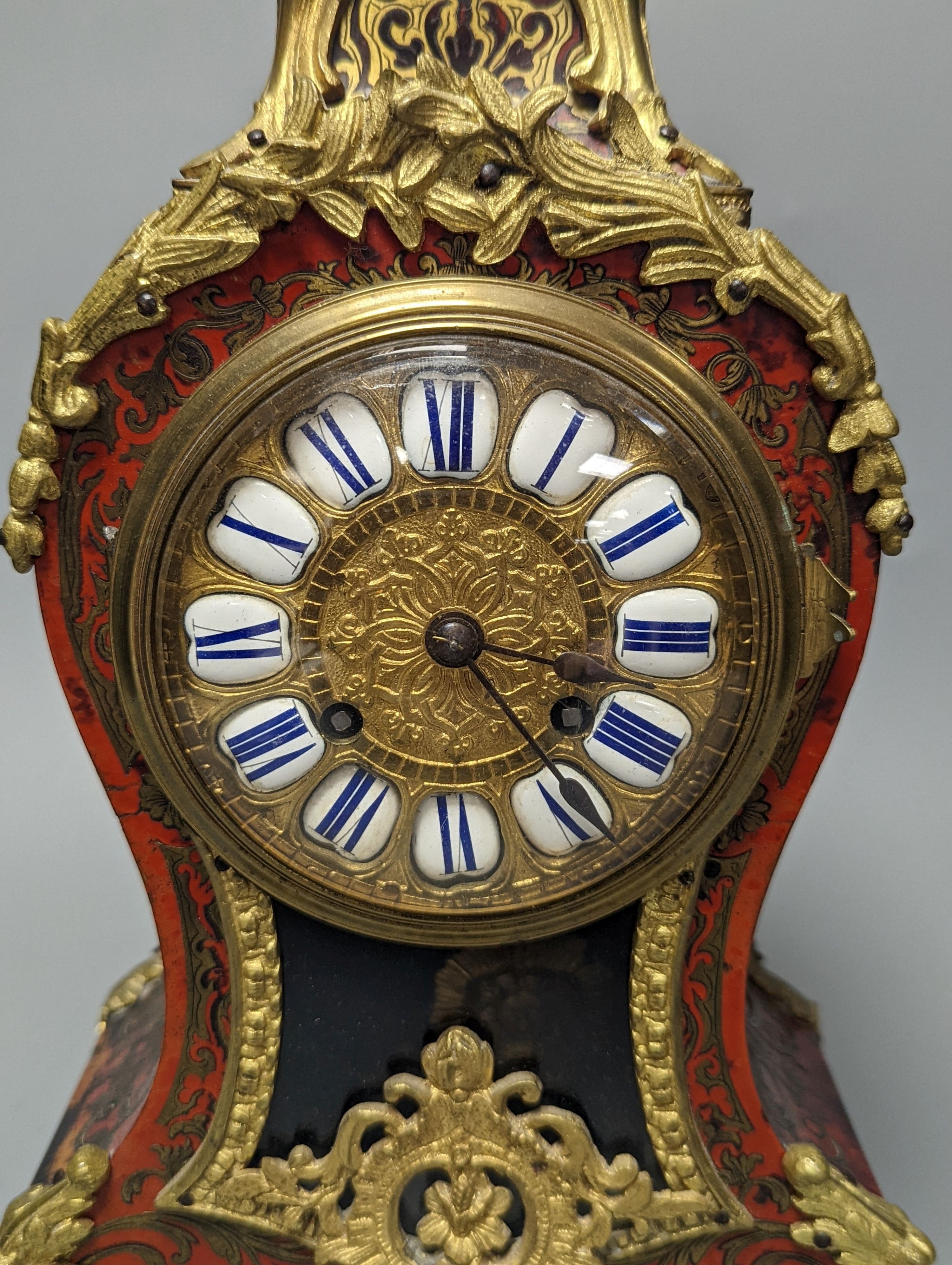 A Louis XV style ormolu mounted scarlet Boulle eight day mantel clock with key and pendulum 34cm